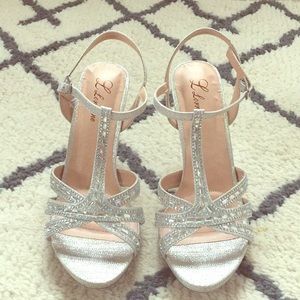 ✨Silver Heels Size 9 Lorraine Brand!!✨